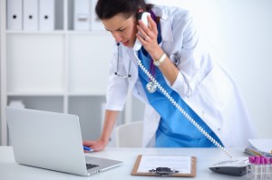 Penser aux maisons médicales de garde avant les urgences