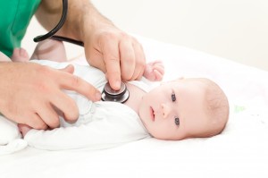 bébé bronchiolite : les enfants âgés de deux ans et moins peuvent être concernés par cette maladie